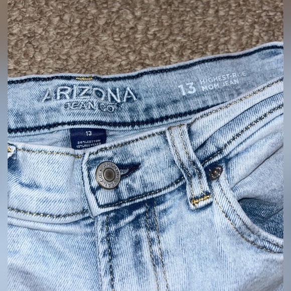 Women’s Ripped Distressed Mom Jeans - Picture 3 of 4